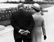 La Reine Elisabeth II lors de son dernier jour en visite officielle à Paris, en discussion avec le président Georges Pompidou le 20 mai 1972 (Rue des Archives) - Muzeo.com