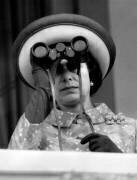La Reine Elizabeth regardant une course hippique à l'aide de jumelles, mai 1972 (Rue des Archives) - Muzeo.com