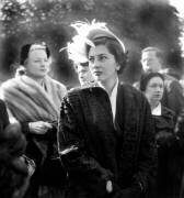 La reine Soraya d'Iran aux courses de chevaux (Rue des Archives) - Muzeo.com