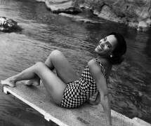 L'actrice Dorothy Dandridge près de l'eau à Antibes (Rue des Archives) - Muzeo.com
