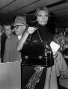 L'actrice italienne Sophia Loren et le producteur Carlo Ponti à l'aéroport d'Orly pour le vol vers les États-Unis (Rue des Archives) - Muzeo.com