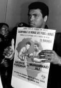 Le boxer Mohamed Ali (Cassius Clay) lors de la conférence de presse à Orly  avant le match contre George Foreman, le 10 septembre 1974 (Rue des Archives) - Muzeo.com