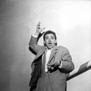 Le chanteur français Charles Aznavour (Rue des Archives) - Muzeo.com
