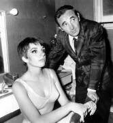 Le chanteur français Charles Aznavour félicite Liza Minnelli dans les coulisses de l'Olympia le 16 mai (Rue des Archives) - Muzeo.com