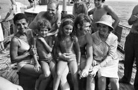 Le chanteur français Johnny Hallyday en vacances avec sa famille en 1967 sur la Côte d'Azur avec sa cousine Desta. (Rue des Archives) - Muzeo.com