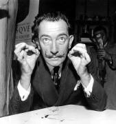 Le peintre Salvador Dali présentant une œuvre d'art qui sera détruite par le feu des mousquets le 16 novembre 1956. (Rue des Archives) - Muzeo.com