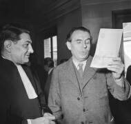 L'écrivain français Louis-Ferdinand Céline chez le juge d'instruction le 12 octobre (Rue des Archives) - Muzeo.com