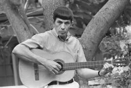 Leonard Nimoy joue de la guitare (Orlando Suero) - Muzeo.com