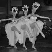 Les danseuses du Lido avant leur départ pour Las Vegas, Paris, 19 Septembre 1960 (Rue des Archives) - Muzeo.com