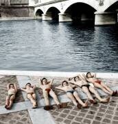 Les enfants se font bronzer sur les rives de la Seine (Rue des Archives) - Muzeo.com