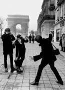 Les trois Beatles John Lennon pris en photo par George Harrison et Paul McCartney sur l'avenue de Champs Elysées à Paris avant leur concert à l'Olympia le 15 janvier 1964 (Rue des Archives) - Muzeo.com