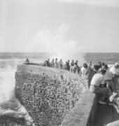 Les vagues à Biarritz (Rue des Archives) - Muzeo.com