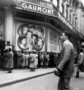 Ligne de file d'attente sur le devant du cinéma Gaumont Madeleine (Rue des Archives) - Muzeo.com