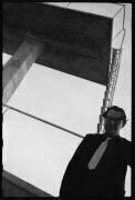 M. Frisch sur le chantier de construction de la piscine extérieure Letzigraben (Ruth Berlau) - Muzeo.com