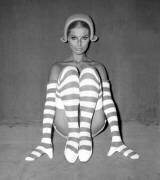 Mode Par Jacques Heim, 28 juillet 1966 : Bas et Mitten (Rue des Archives) - Muzeo.com