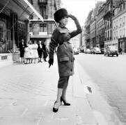 Mode Par Pierre Cardin Pour l'hiver 1955 (Rue des Archives) - Muzeo.com