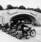 Motorcyclistes sur l'autoroute (Rue des Archives) - Muzeo.com