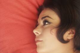 Natalie Wood à la maison, la tête sur l'oreiller (Orlando Suero) - Muzeo.com