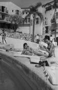 Ouverture du célèbre hôtel de luxe Byblos à Saint-Tropez en 1967 (Rue des Archives) - Muzeo.com