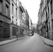 Paris, la Rue du Sentier déserte lors des vacances du mois d'août 1964 (Rue des Archives) - Muzeo.com