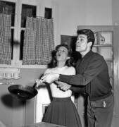 Pascale Audret et Claude Titre faisant sauter les crêpes de la chandeleur (Rue des Archives) - Muzeo.com
