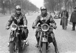 Policiers à moto (Rue des Archives) - Muzeo.com
