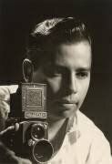 Portrait d'Orlando Suero avec un appareil Rolleiflex (Orlando Suero) - Muzeo.com
