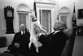Le président Johnson chante avec Yuki (anonyme) - Muzeo.com