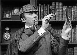 Raymond Gérôme dans le rôle de Sherlock Holmes (Rue des Archives) - Muzeo.com