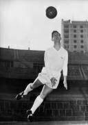 Raymond Kopa lors d'un entrainement le 16 Janvier 1959 (Rue des Archives) - Muzeo.com