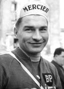 Raymond Poulidor avant le départ de la 17e course cycliste Paris-Nice le 8 mars (Rue des Archives) - Muzeo.com