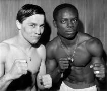 Rene Roque (à gauche) et Roger Zami à la pesée avec leur match pour le titre national des super legers au Palais des Sports le 31 mars 1969 (Rue des Archives) - Muzeo.com