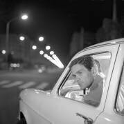 Rome juillet 1960. L'ecrivain realisateur intellectuel italien Pier Paolo Pasolini (1922-1975) au volant d'une voiture. (anonyme) - Muzeo.com