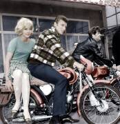 Sylvie Vartan et Johnny Hallyday sur le plateau de film Where Are You From (Rue des Archives) - Muzeo.com