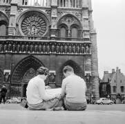Touristes a Paris (Rue des Archives) - Muzeo.com