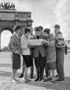 Touristes regardant une carte à Paris (Rue des Archives) - Muzeo.com