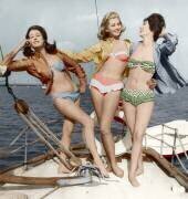 Trois jeunes femmes portant des bikinis (anonyme) - Muzeo.com