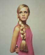 Twiggy in Pink (Popperfoto) - Muzeo.com