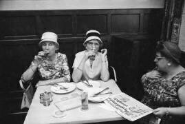 Deux dames boivent un 