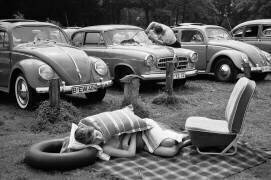 Une sieste dans un parking au bord du lac Wannsee-Lake (Erich Lessing) - Muzeo.com