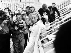 Ursula Andress entourée par des photographes (Rue des Archives) - Muzeo.com