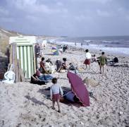 Vacanciers sur la plage (Jean Ribière) - Muzeo.com