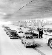 Voitures empruntant un passage souterrain (Rue des Archives) - Muzeo.com