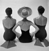 Vue de dos de mannequins en maillot de bain (Toni Frissell) - Muzeo.com