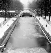 Vue du canal Saint-Martin à Paris gelé (Rue des Archives) - Muzeo.com