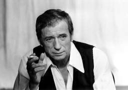Yves Montand lors de l'enregistrement de l'émission télévisée « Show Yves Montand » (Rue des Archives) - Muzeo.com