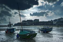 Bateaux échoués sur une plage urbaine, Broad Stairs, île de Thanet, Royaume-Uni (Chris Clor) - Muzeo.com