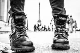 Bottes de motard à Paris (Mike Franks) - Muzeo.com