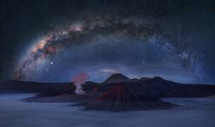 Bromo volcano Galaxy (Kim Lee) - Muzeo.com