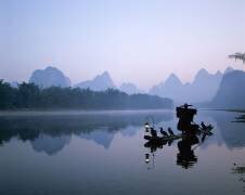 Chine, province du Guangxi, Guilin / Yangshuo, rivière Li / Pêcheur de cormorant à l'aube (Eurasia Press) - Muzeo.com